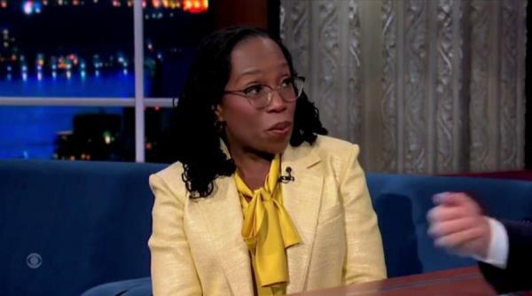 Ketanji Brown Jackson告诉科尔伯特，最高法院被视为政治是有问题的