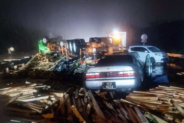 Woman dies while seven others hurt in six-vehicle crash near Nibong Tebal