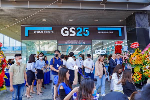 Locals in Ho Chi Minh City crowd the entrance of a GS25 outlet. (GS Retail)